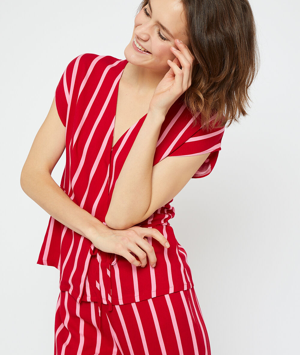 Chemisier de pyjama cache-cœur rouge/blanc.