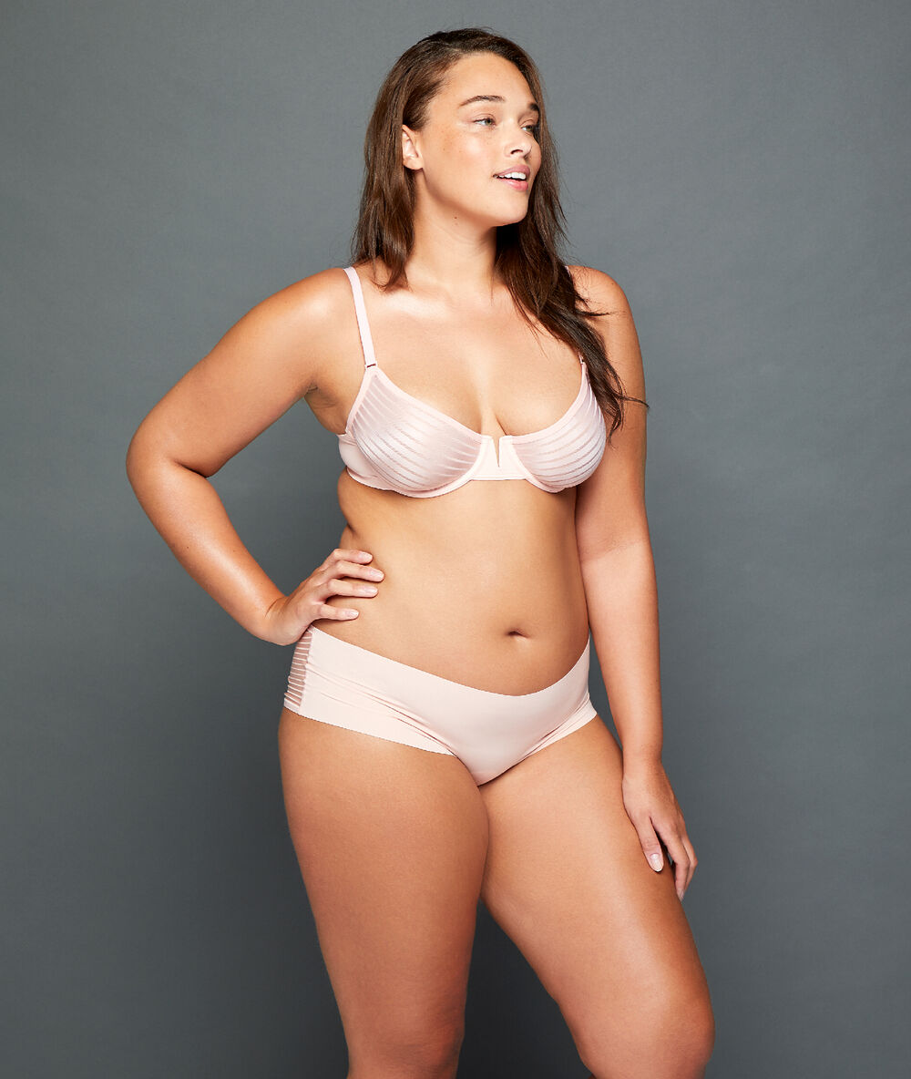 Soutien-gorge à coques ultra-fines en microfibre rayée rose poudre.