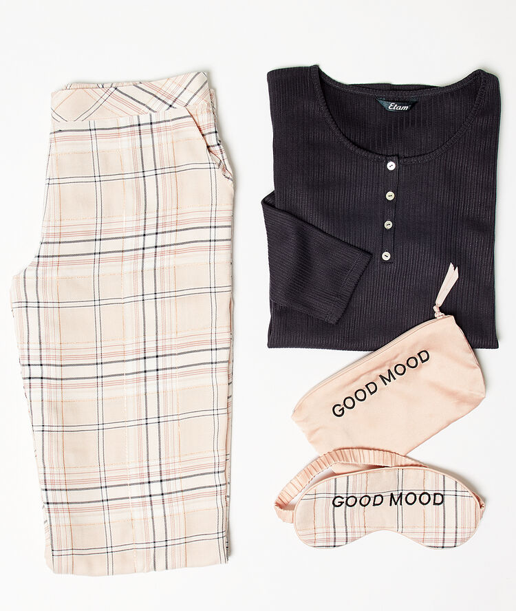 Ensemble pyjama avec trousse et masque gris.