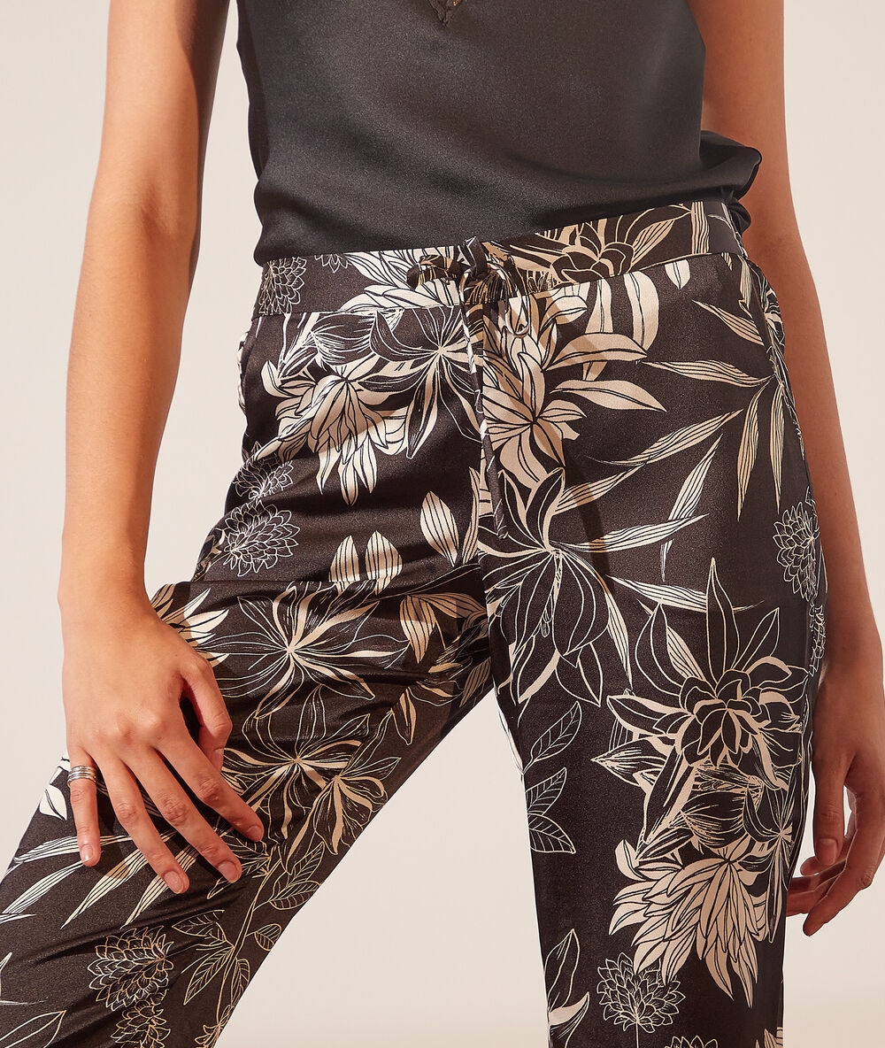 Pantalon de pyjama fleuri noir.