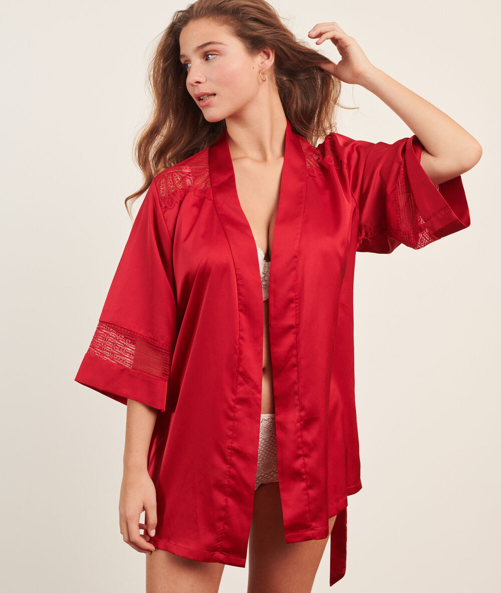 Kimono détails dentelle rouge.
