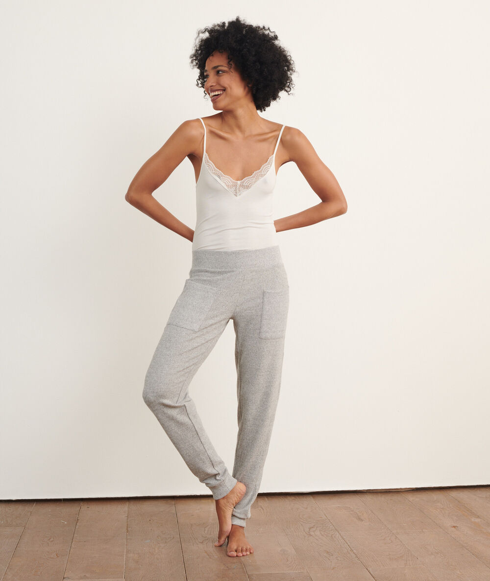 Pantalon avec poches gris.