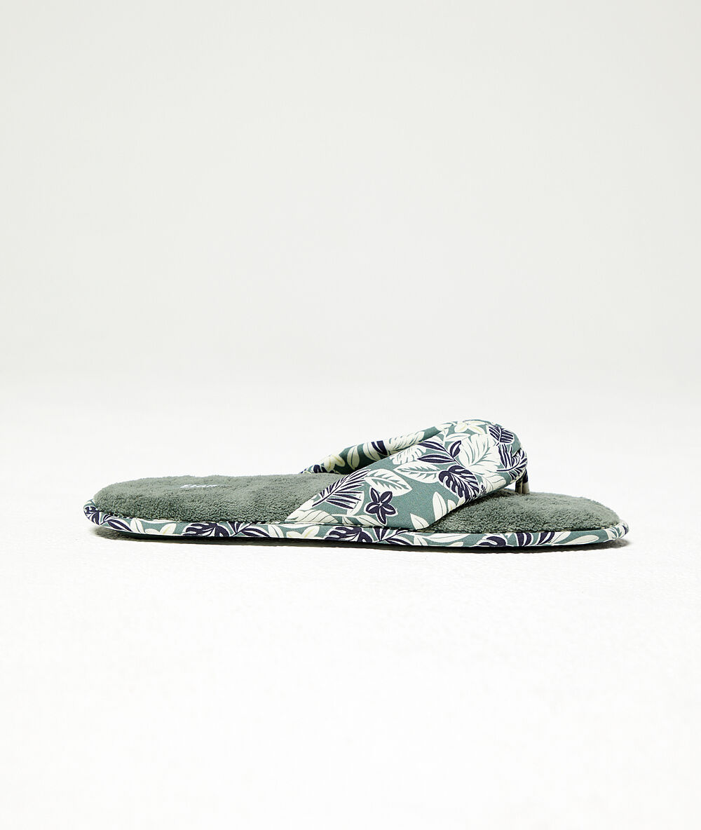 Tongs imprimé feuillage vert.