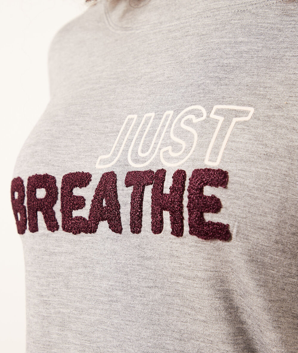 Top manches longues "just breathe" gris.