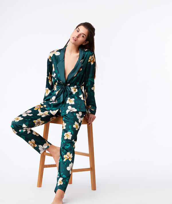 Veste de pyjama satinée imprimé floral vert.