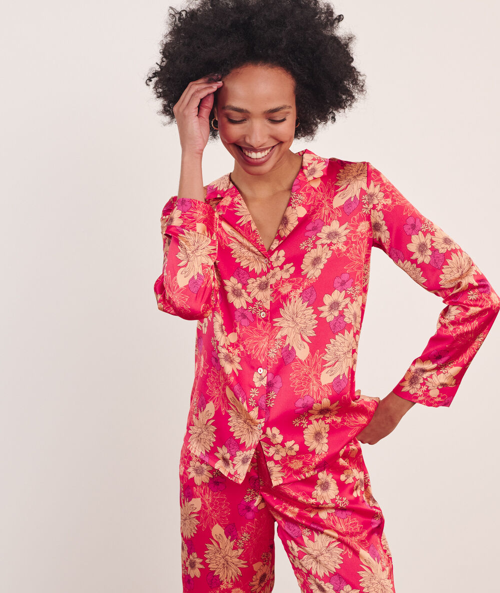Chemise de pyjama satinée vermillon.