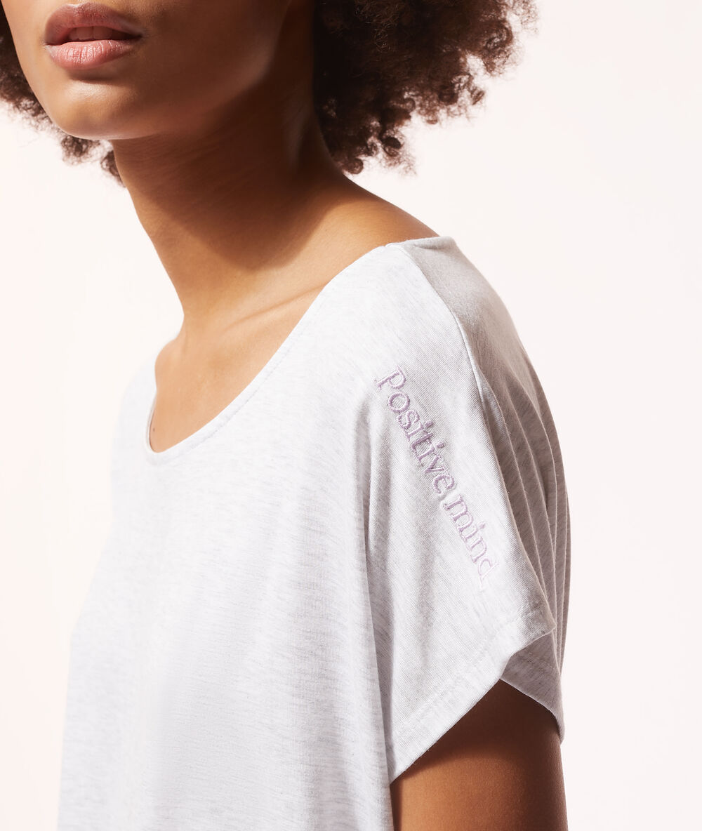 Top manches courtes bords dentelle gris.
