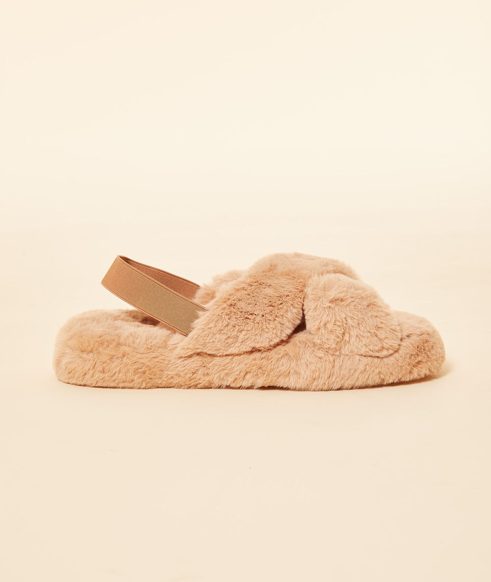 Chaussons mules ouvertes fourrés rose poudre.