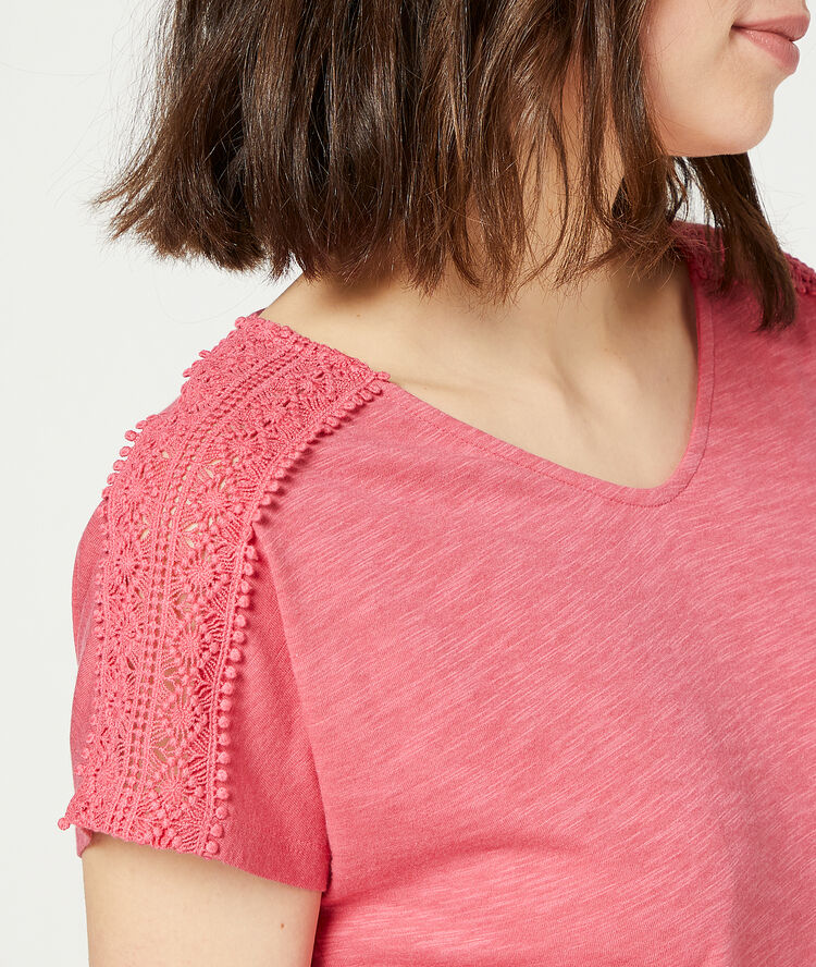 T-shirt détails guipure corail.