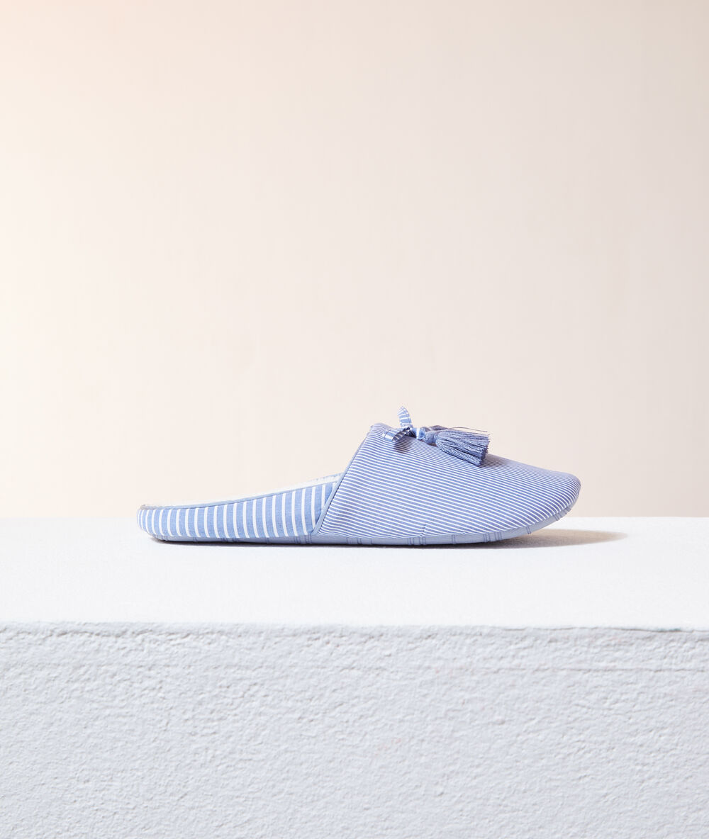 Chaussons mules à pompons bleu.