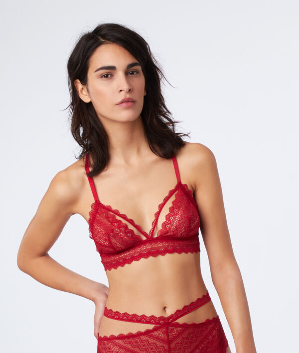 Triangle en dentelle et liens rouge.