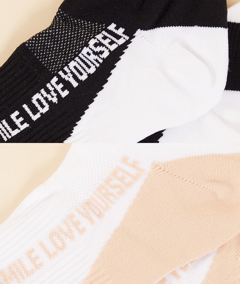 Lot de chaussettes de sport noir.