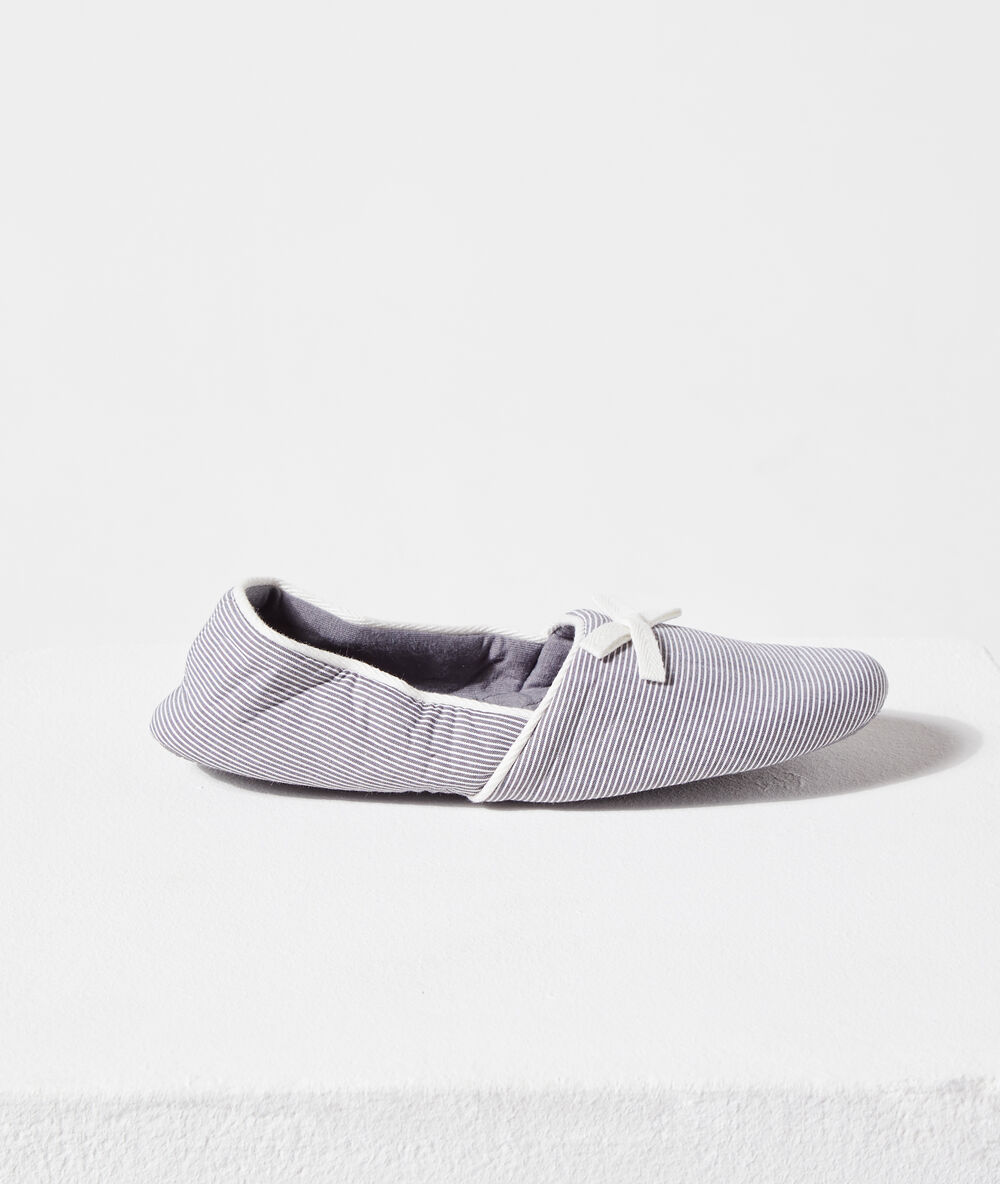 Chaussons ballerines avec pochon gris.