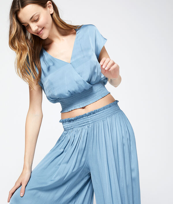 Pantalon satiné extra large bleu ciel.