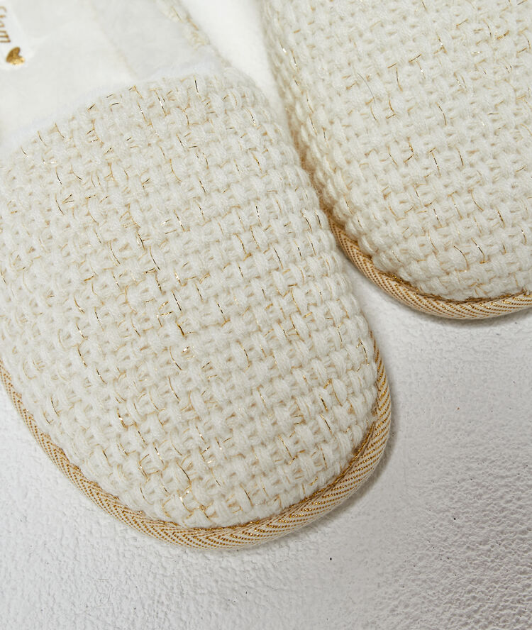 Chaussons mules ecru.