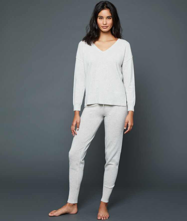 Pull col v en cachemire gris perle.