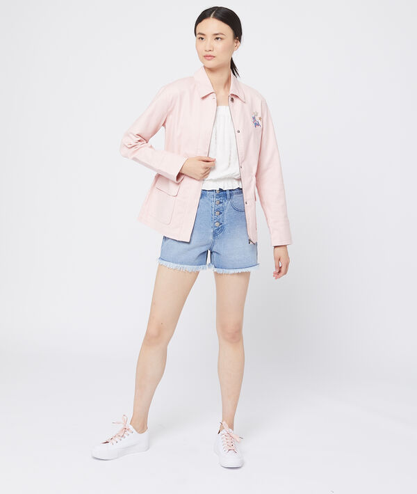 Parka courte à patch rose pale.