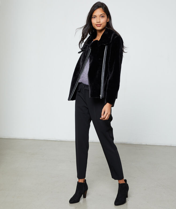 Blouson en fausse fourrure noir.