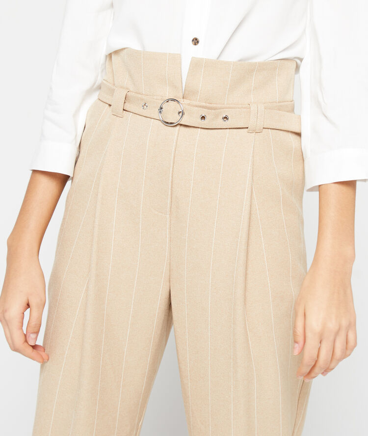 Pantalon carotte ceinturé camel.