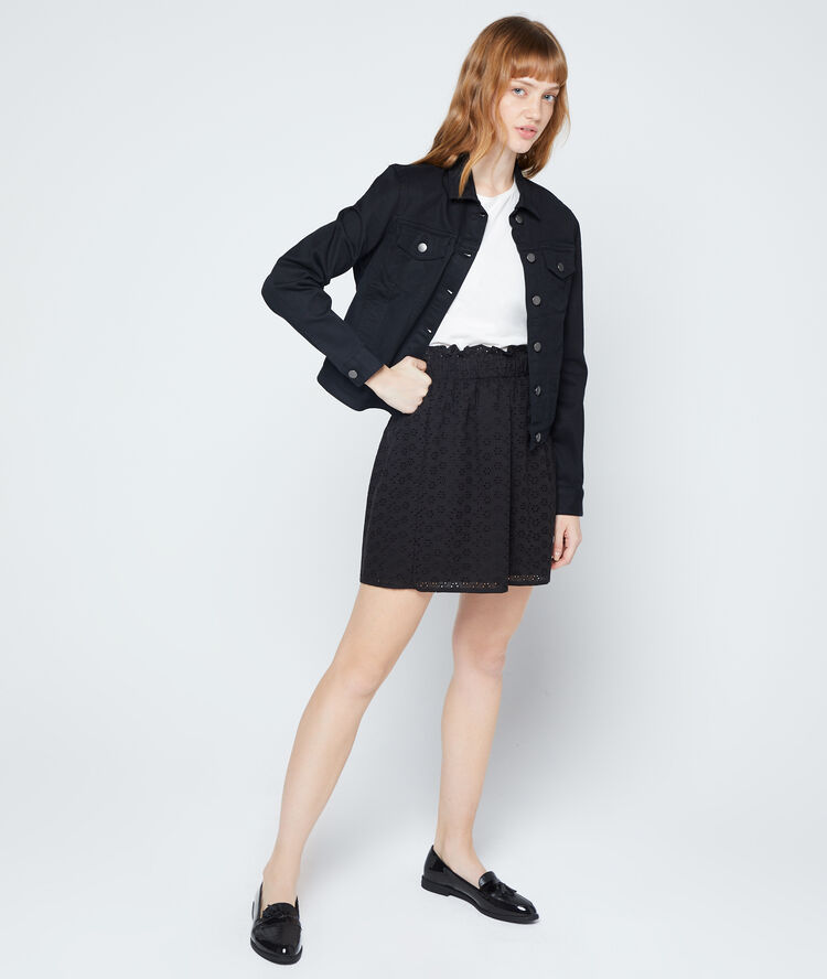 Veste en jean noir.