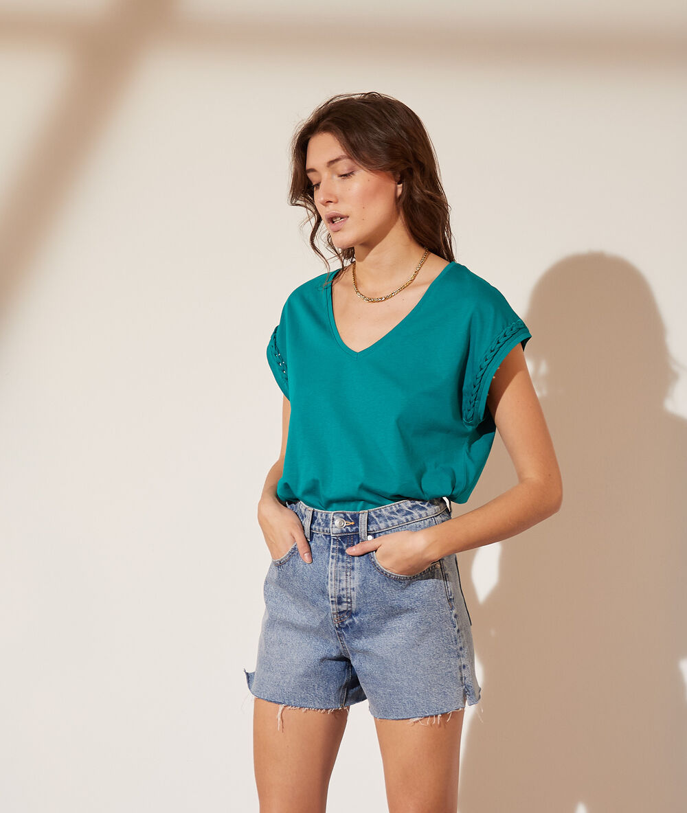 T-shirt col v manches tressées turquoise.