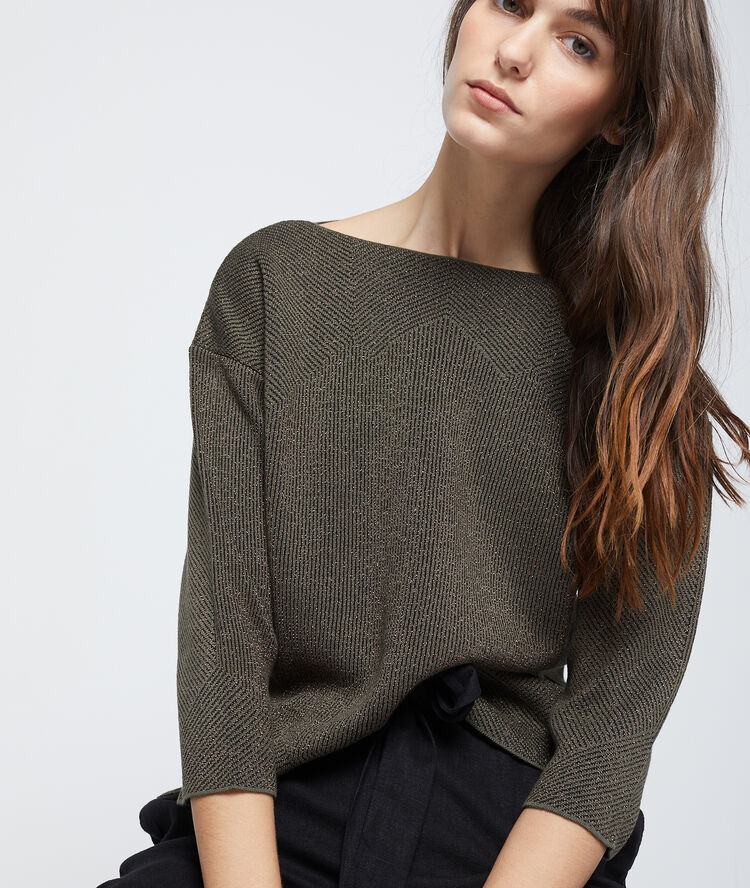 Pull en maille à fils métallisés kaki.