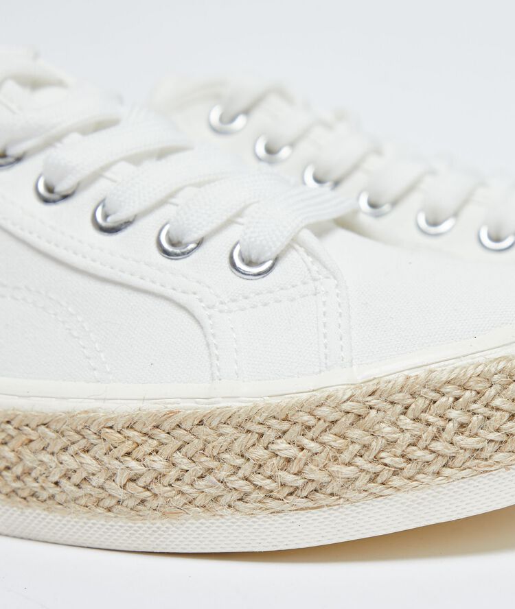 Baskets effet tressé blanc.