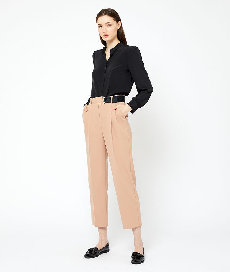 Pantalon carotte ceinturé camel.