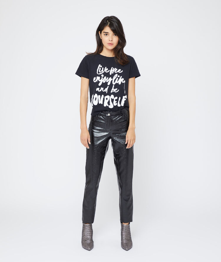 Pantalon slim en vinyle noir.