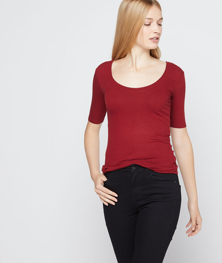 T-shirt côtelé dos décolleté grenat.