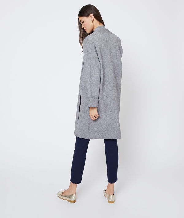 Gilet long en maille douce gris chine clair.