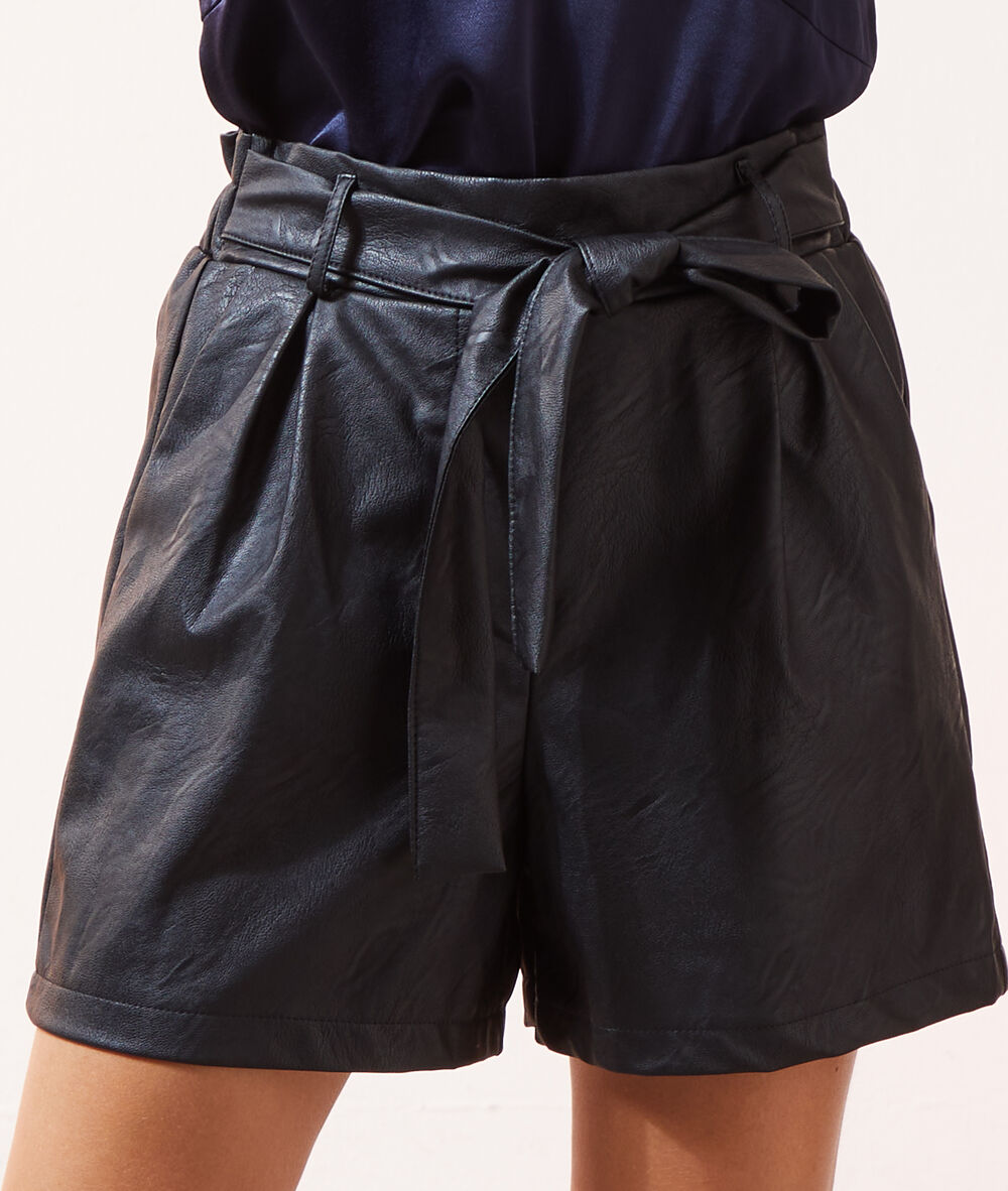 Short ceinturé effet cuir noir.