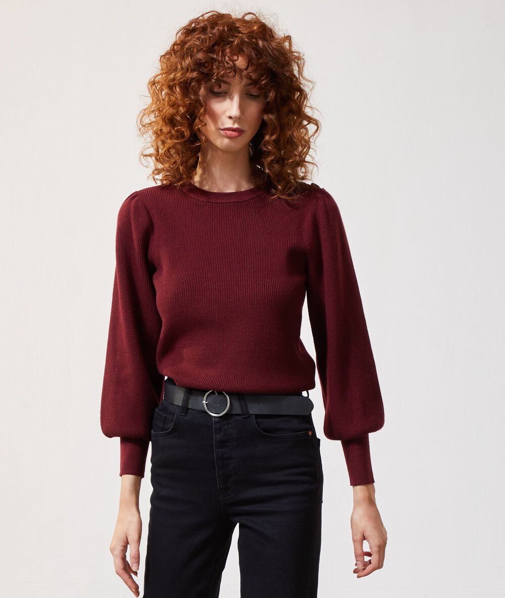 Pull côtelé bordeaux.