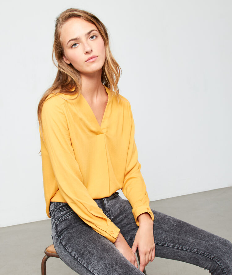 Blouse col v ocre.