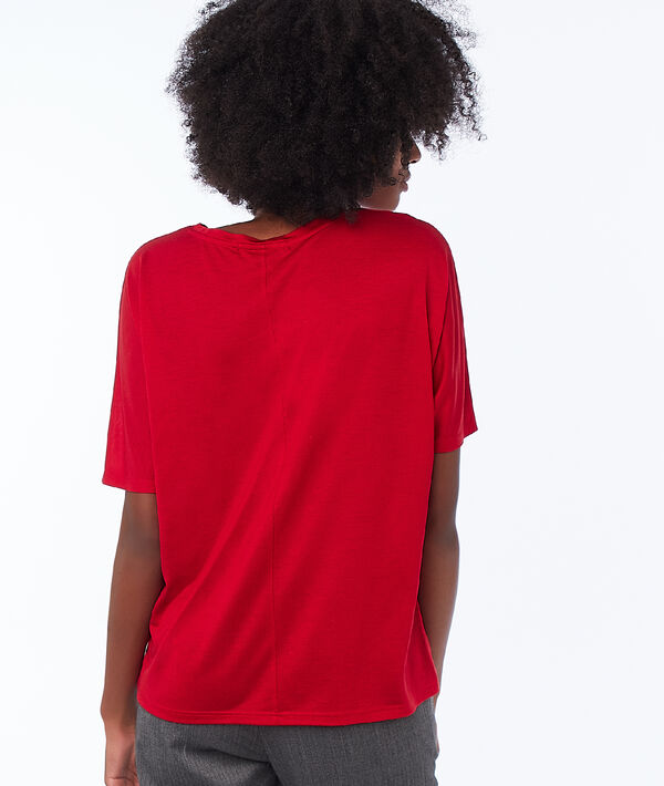 T-shirt col bateau carmin.