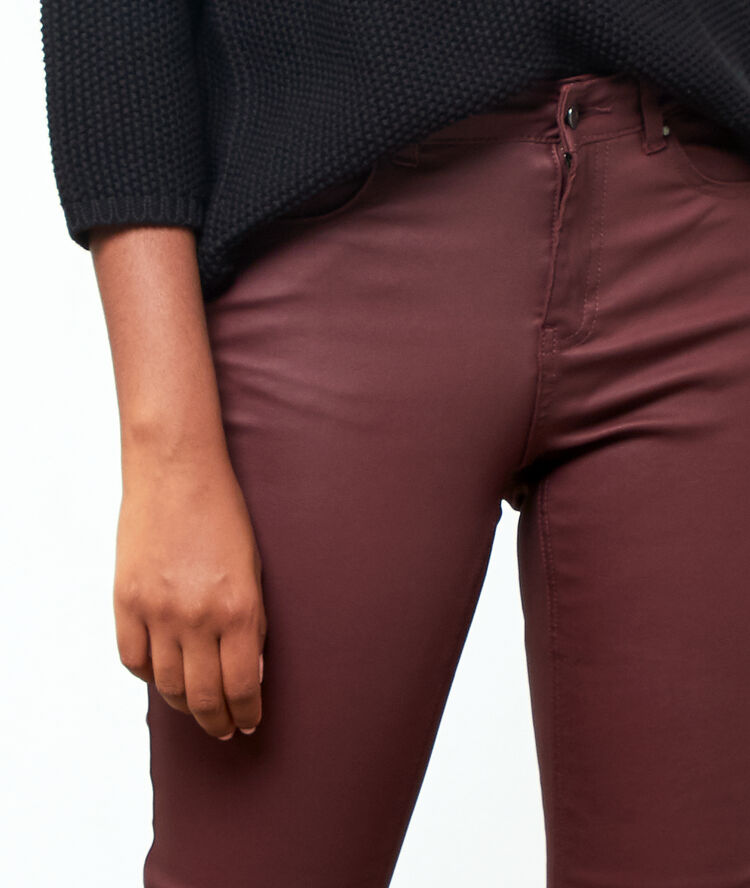 Jean slim enduit bordeaux.