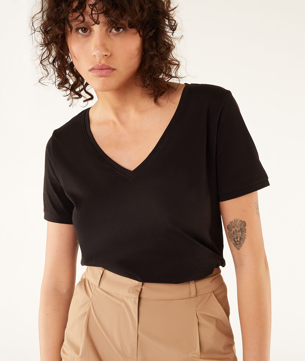 T-shirt col v noir.