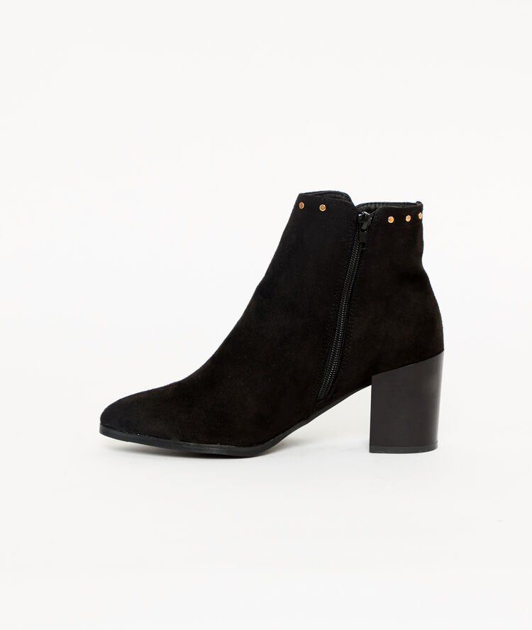 Bottines cloutées à talons noir.