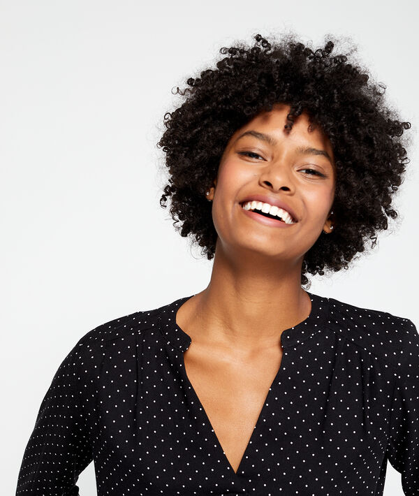 Blouse col tunisien à pois noir.