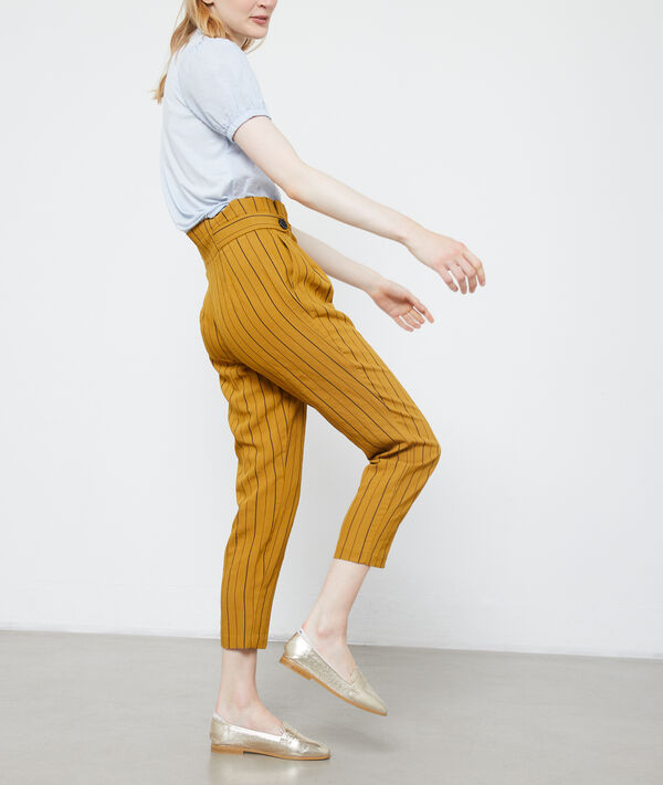 Pantalon carotte à rayures moutarde.
