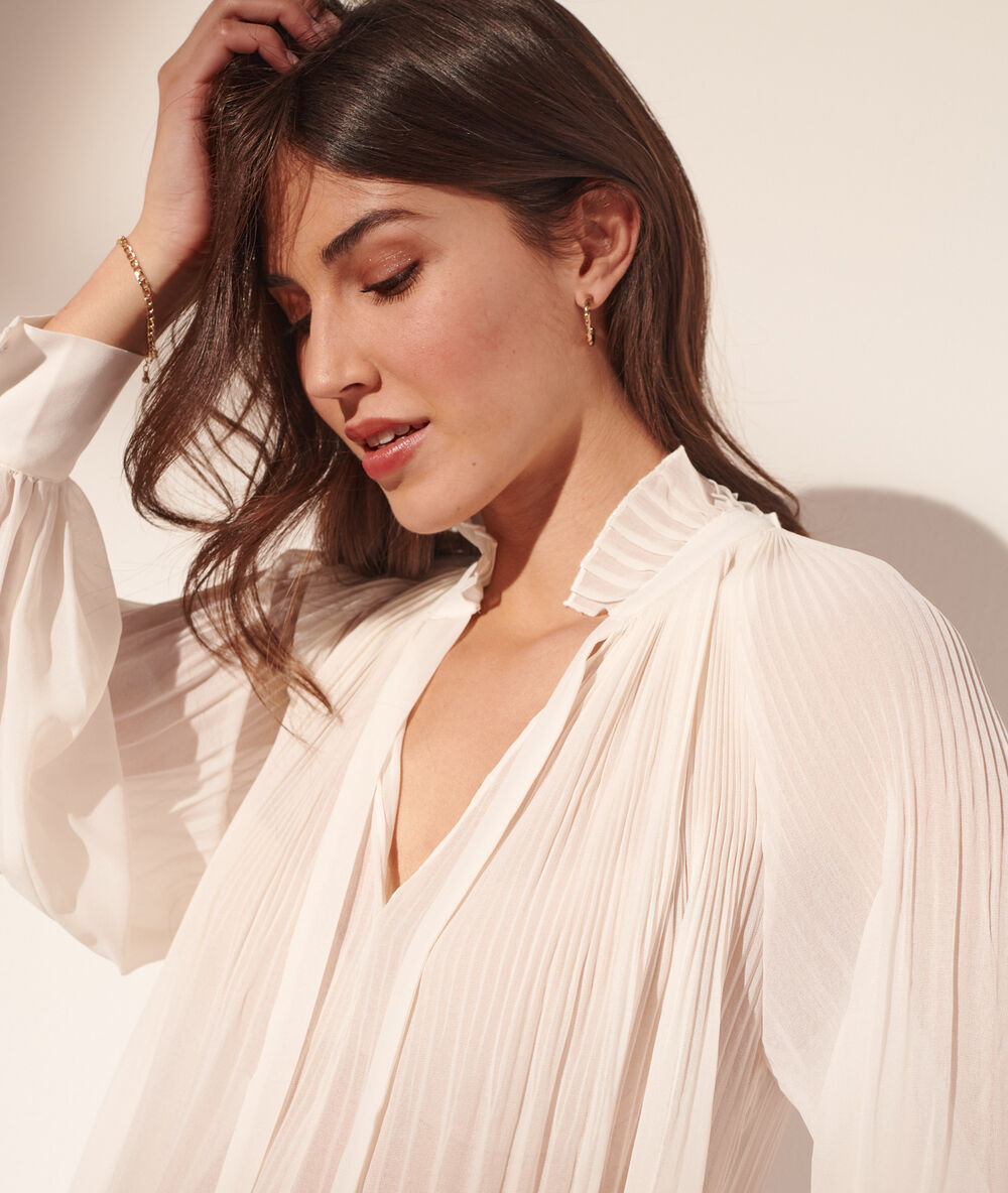 Blouse plissée, col à volants ecru.