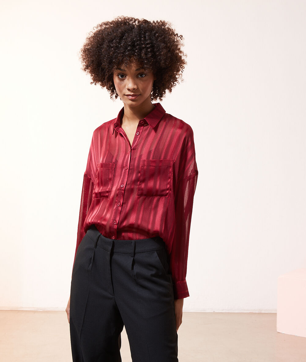 Chemise rayée à fils métallisés cerise.