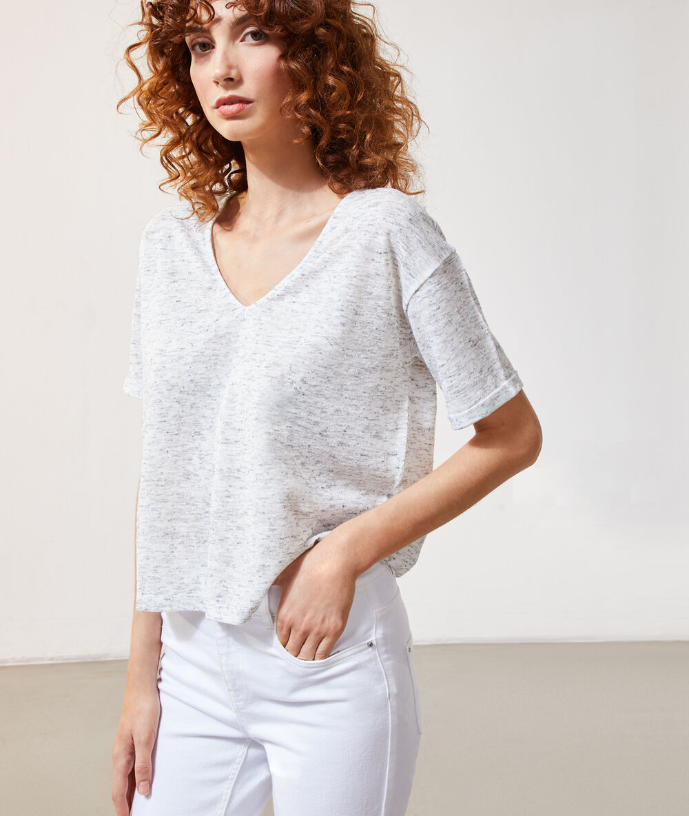 T-shirt col v gris chine.