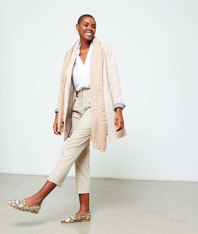Pantalon carotte à pince beige rose.