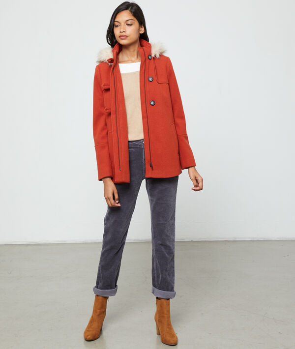 Manteau à capuche en fausse fourrure rouille.
