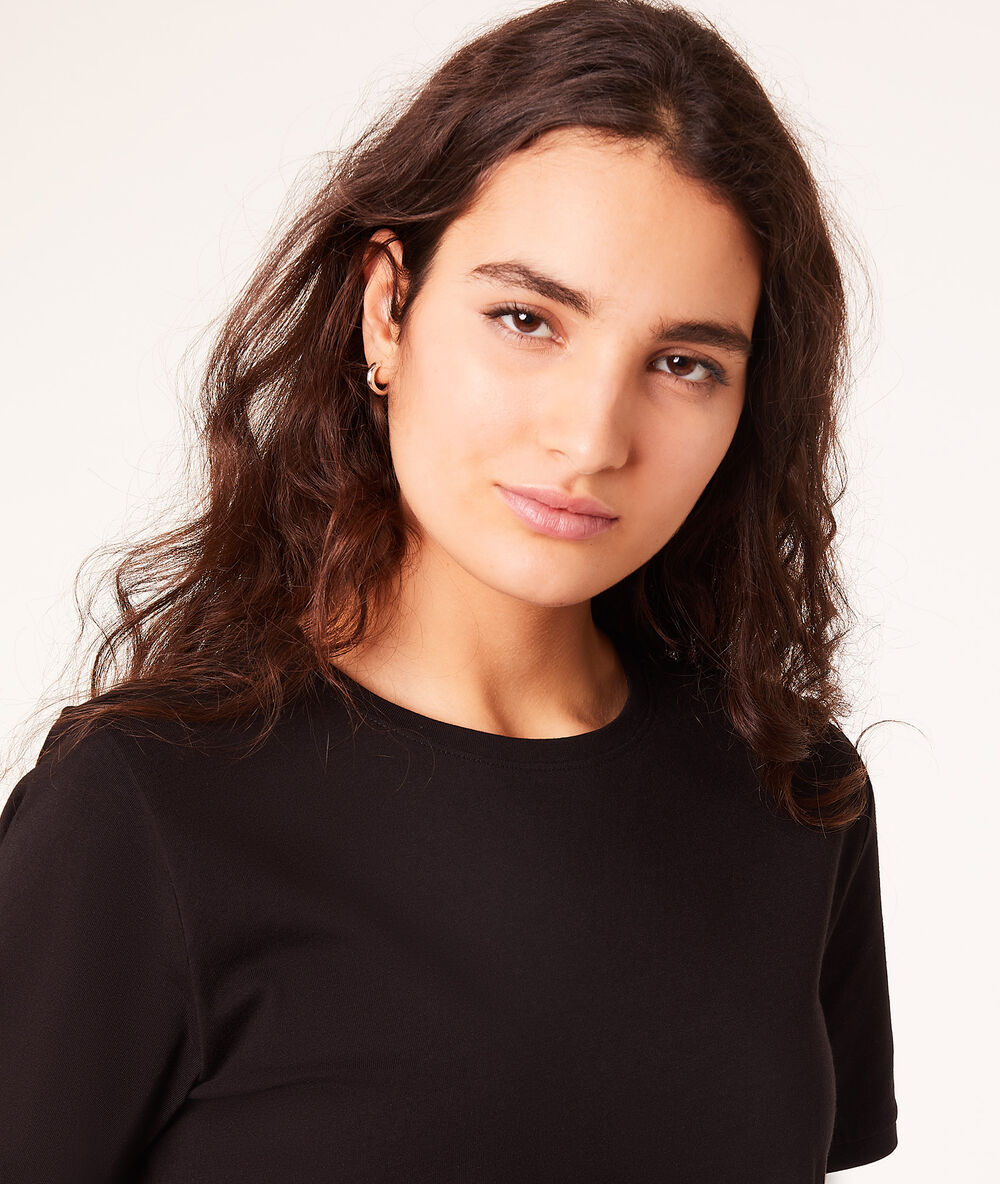 T-shirt col rond noir.