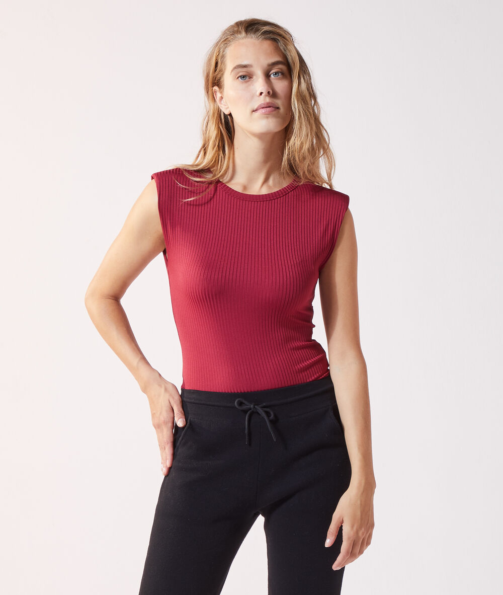 Body côtelé avec épaulettes framboise.