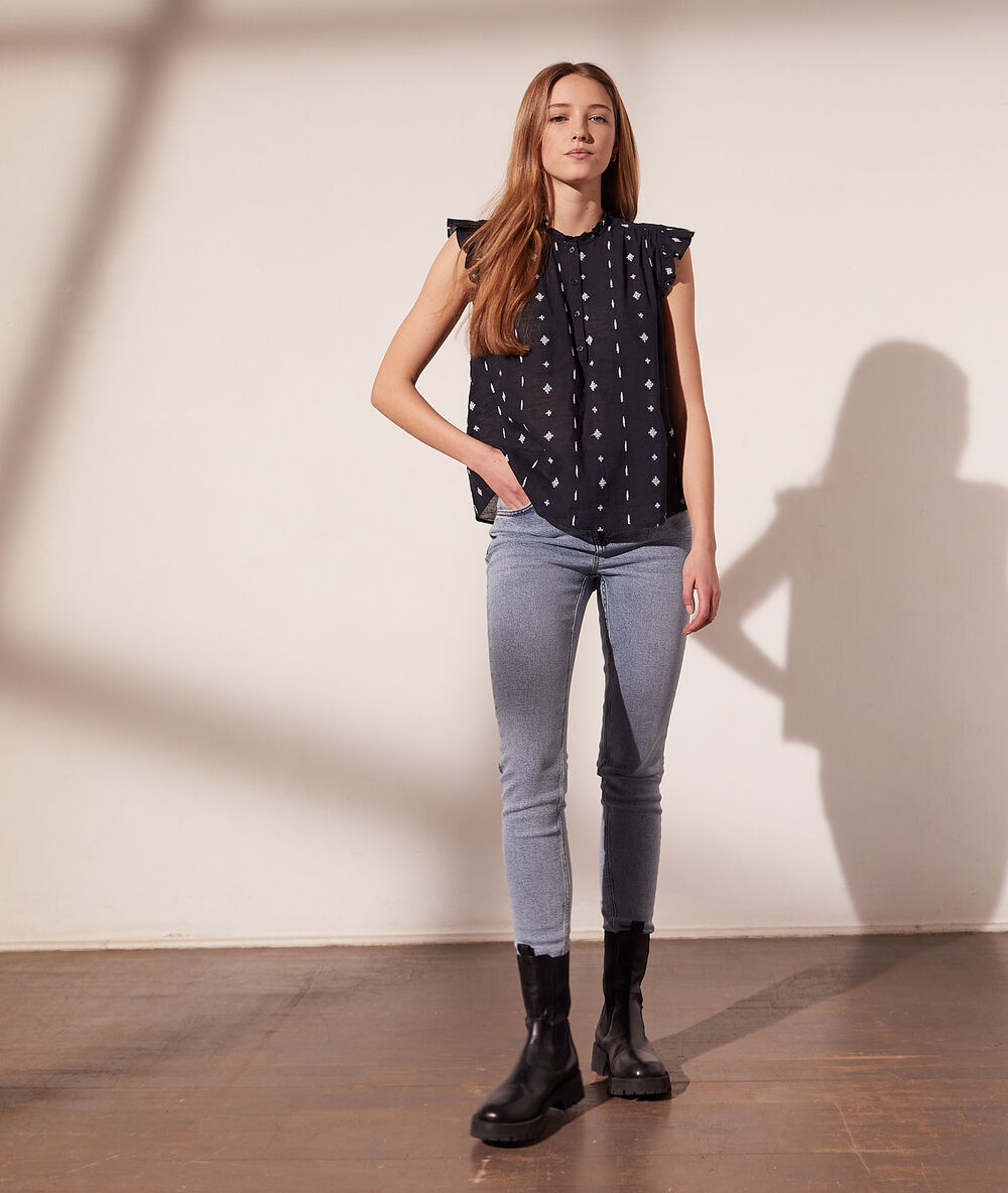 Blouse manches courtes à motifs brodés bleu marine.