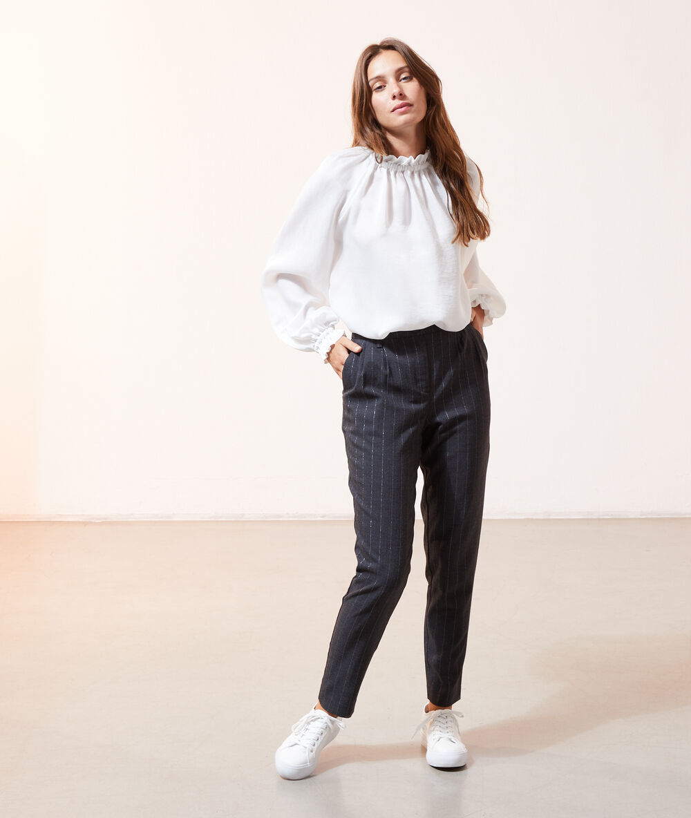 Blouse à col froncé ecru.