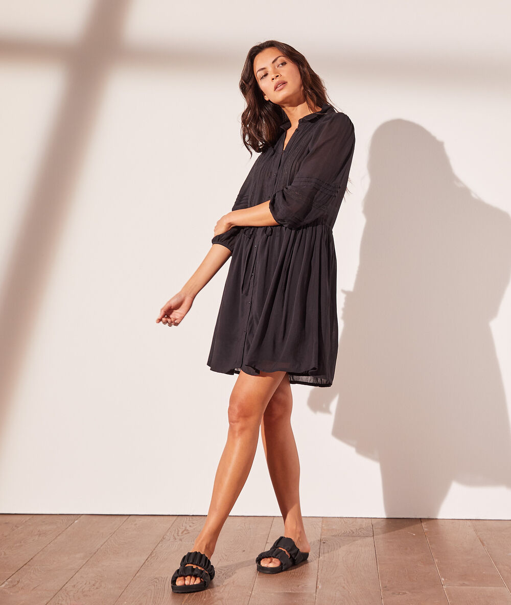 Robe courte détails ajourés noir.